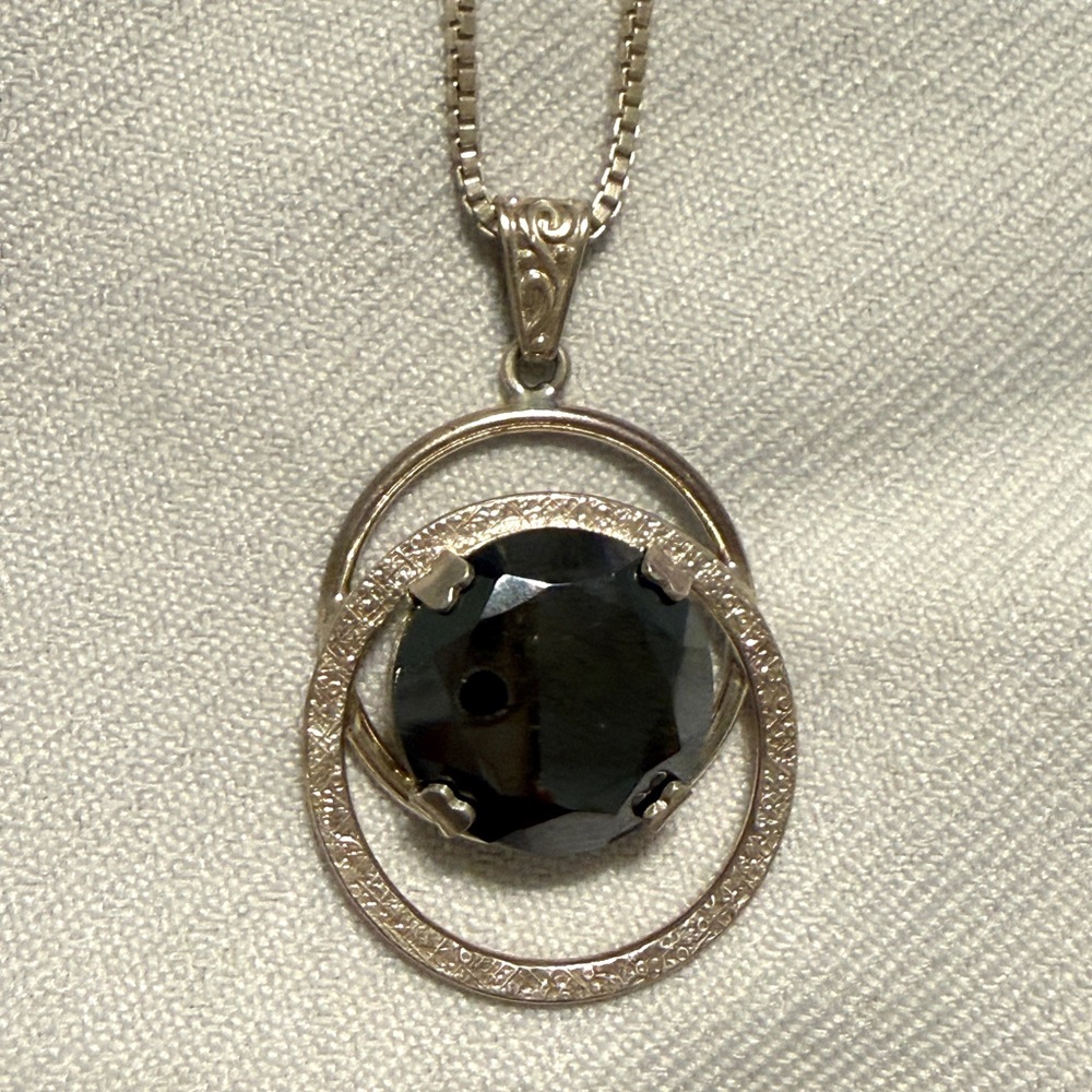 Elegant hematite and Silver Pendant Necklace